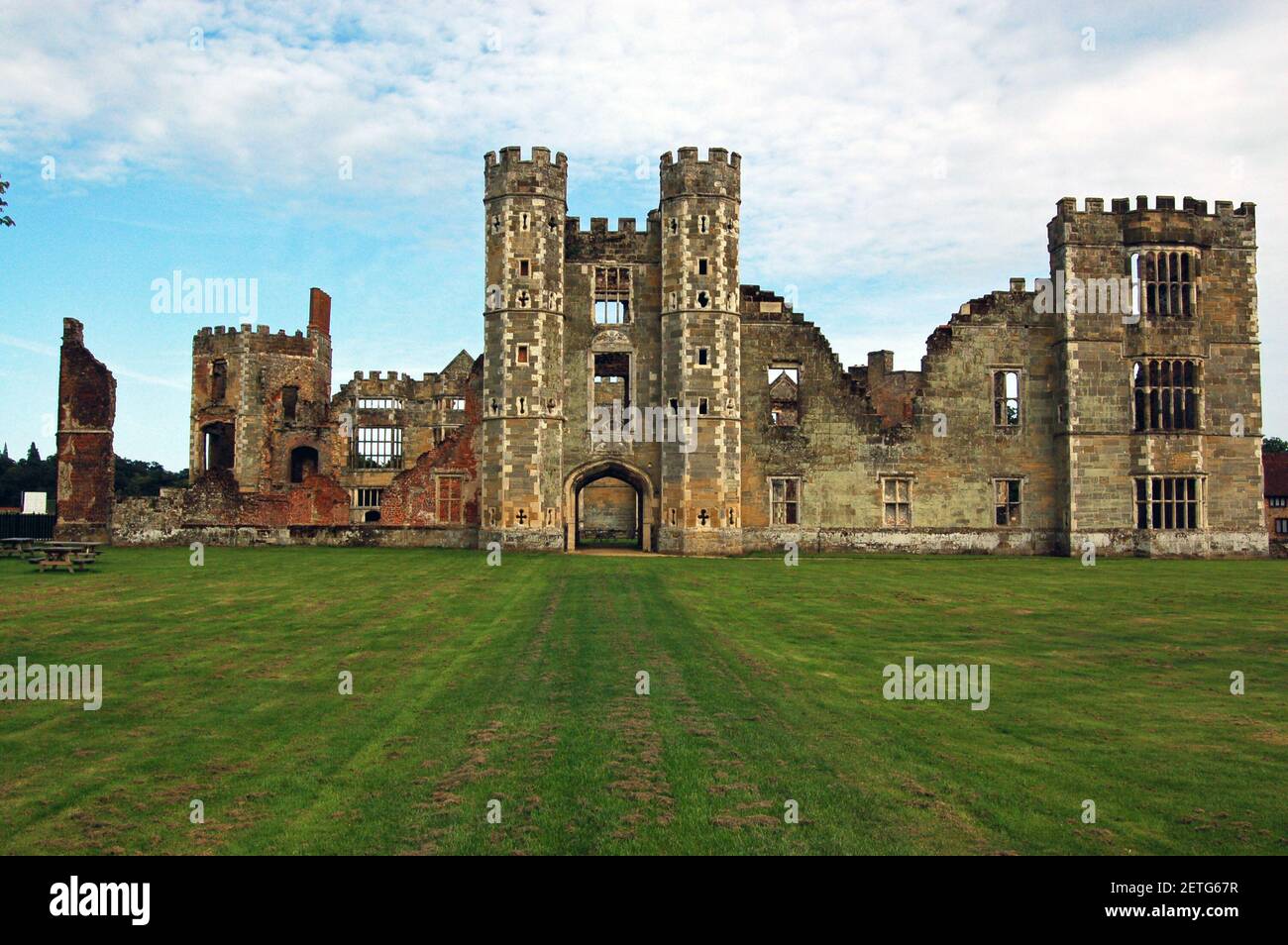 Die Ruinen des großen Tudor-Hauses von Cowdray in Midhurst, West Sussex. Die Struktur wurde in der Mitte des 16th. Jahrhunderts erbaut und wurde von König H besucht Stockfoto