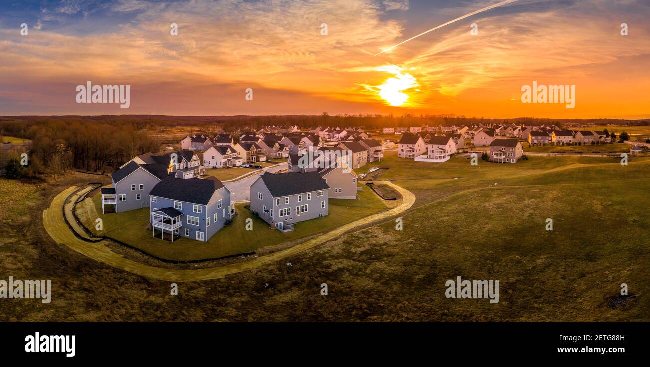 Luftaufnahme einer Sackgasse mit Luxushäusern in einer oberen Mittelklasse-Nachbarschaft in Maryland, amerikanische Immobilienentwertung Stockfoto