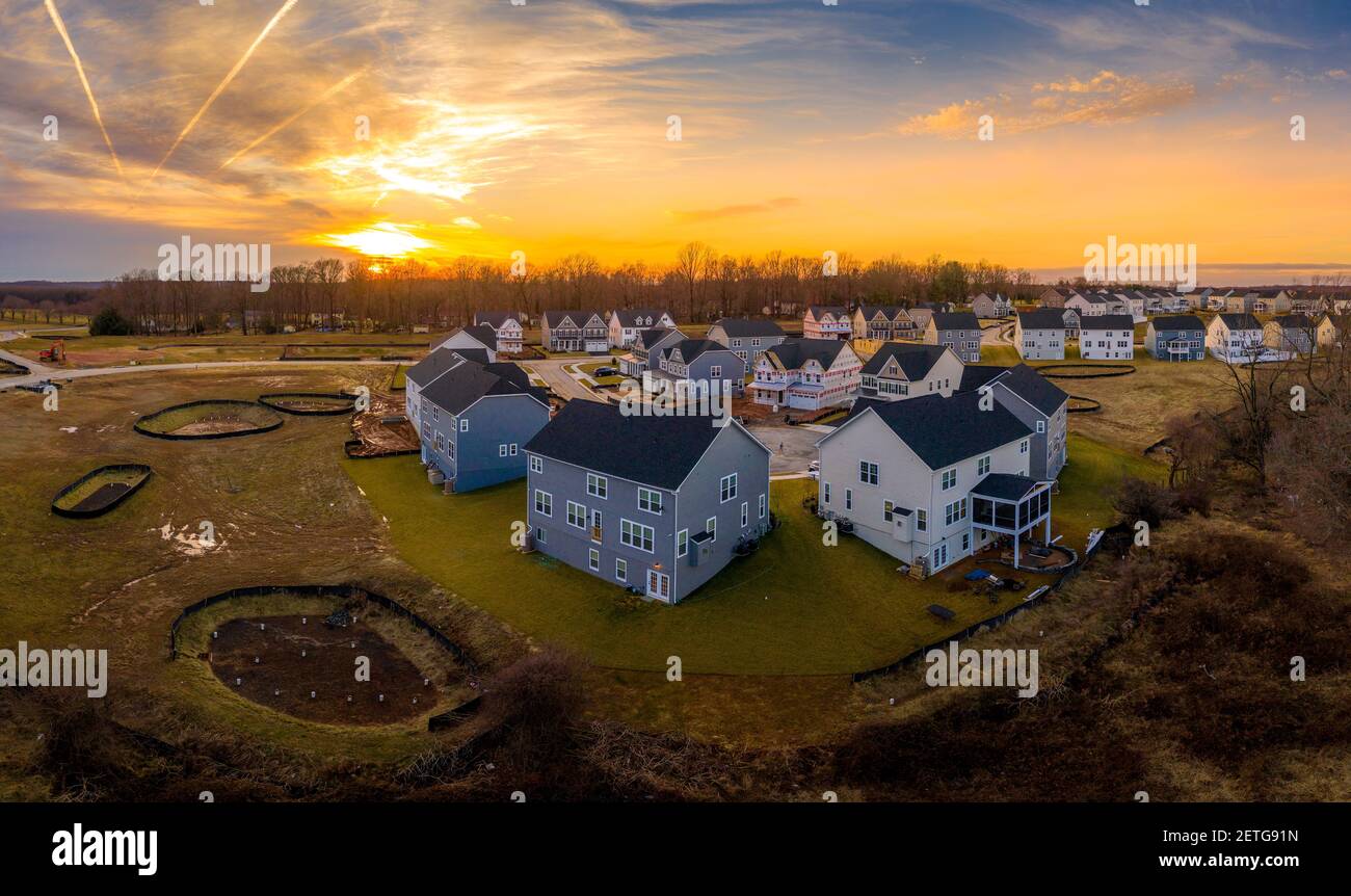 Luftaufnahme der gehobenen amerikanischen Nachbarschaftsstraße mit dramatischem Sonnenuntergangshimmel Stockfoto