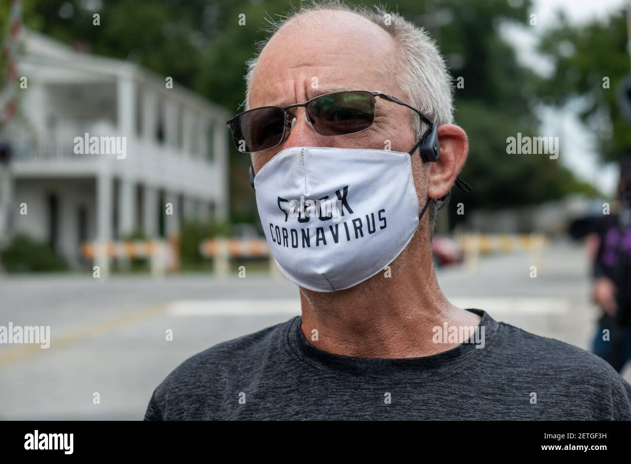 Stone Mountain, GA, USA. August 2020, 15th. Ein Mann, der eine Maske trägt und eine Botschaft über Coronavirus-Proteste während einer Kundgebung zum „Verteidigen des Steinbergs“ trägt. Mehrere rechte Milizgruppen und Gegenprotestierer sollten am Samstag in Stone Mountain, GA, zusammenkommen. Stockfoto