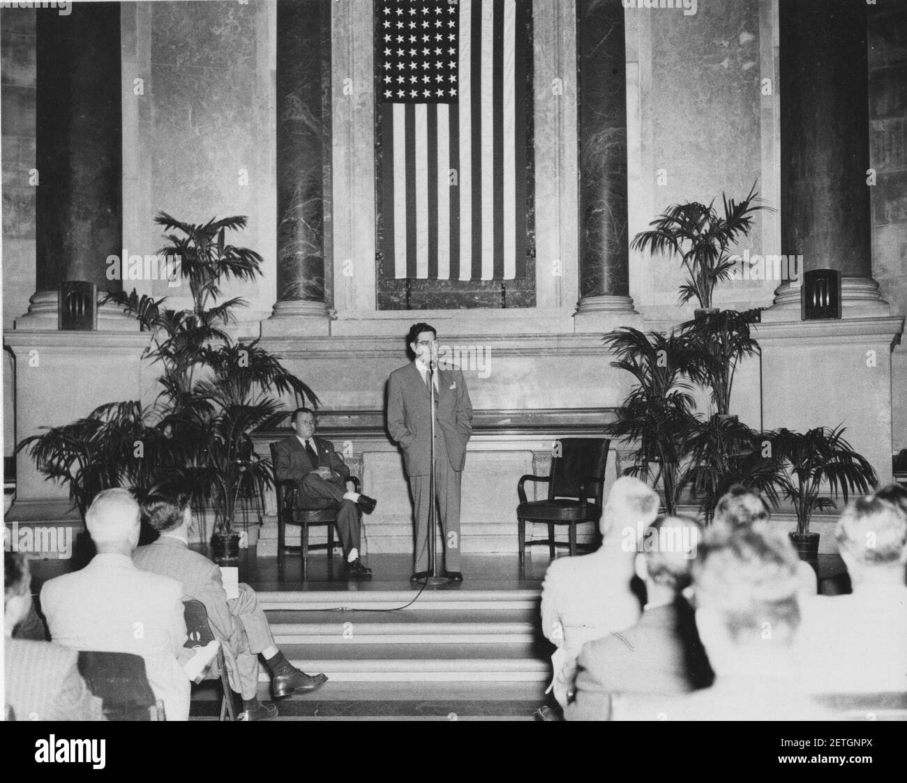 Foto der offiziellen Vorschau Freedom Train Exhibit- General Services Administration (GSA) Administrator Jess Larson spricht, Dr. Wayne C. Grover, Archivist der Vereinigten Staaten, sitzend (18462090794). Stockfoto