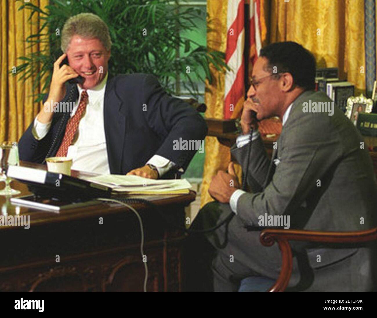 Foto von Präsident William J. Clinton und Landwirtschaftsminister Mike Espy am Telefon im Oval Office (croppeda). Stockfoto