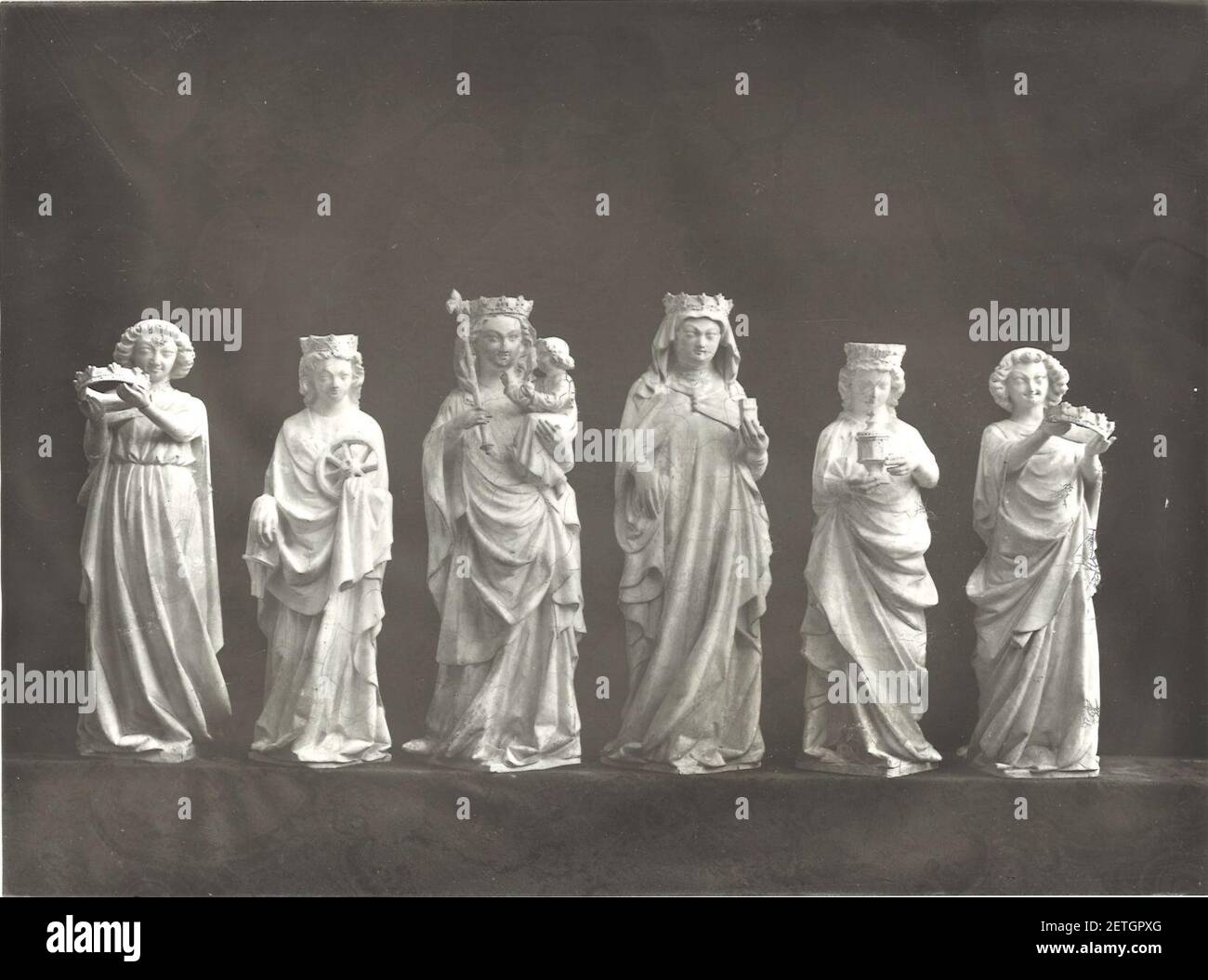 Foto von sechs Statuen der weiblichen Heiligen Cuypershuis 0687a (019). Stockfoto