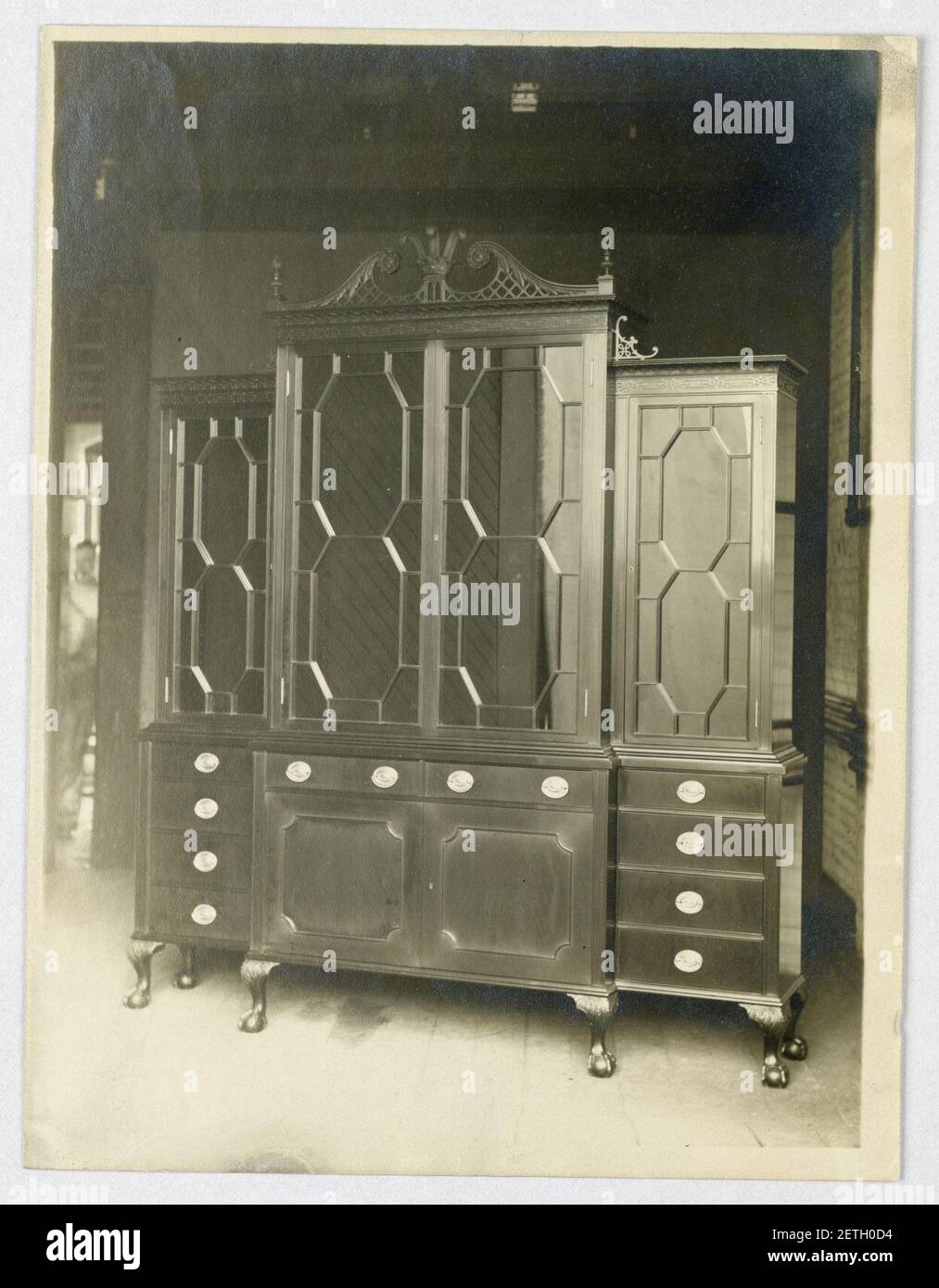 Foto, Tall China Cabinet mit gebrochenem Giebel, 1900–05 Stockfoto