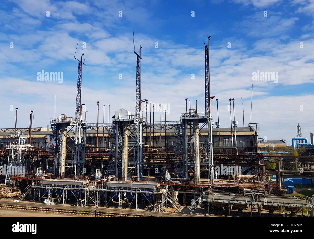 Shop für die Herstellung von Methanol. Katalytische Synthese von Methanol. Rohe Methanol-Synthesesäulen Stockfoto