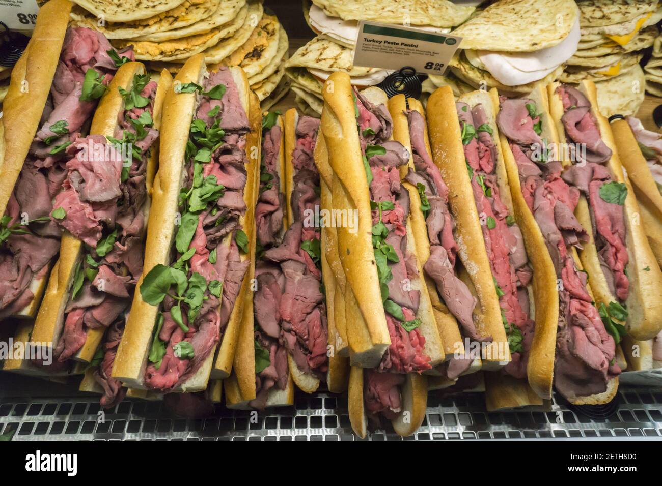 Roastbeef Sandwiches im neuen Whole Foods Market in Newark, NJ am  Eröffnungstag Mittwoch, 1. März 2017. Das Geschäft ist das 17th Geschäft  der Kette, das in New Jersey eröffnet wird. Das 29.000
