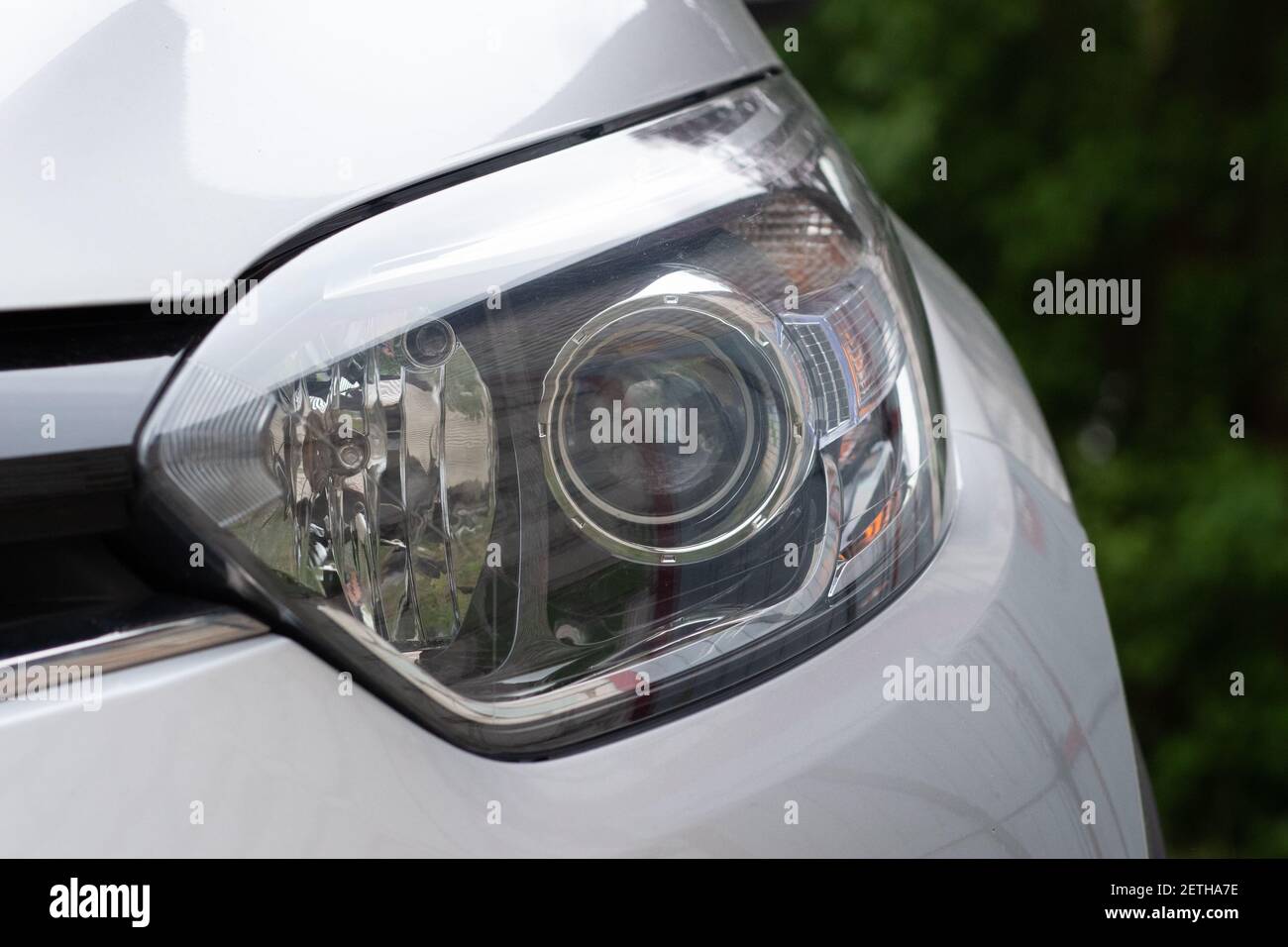 Das vordere Licht des Fahrzeugs. Moderne Halogenbeleuchtung. Frontbeleuchtung eines silbernen Autos Stockfoto