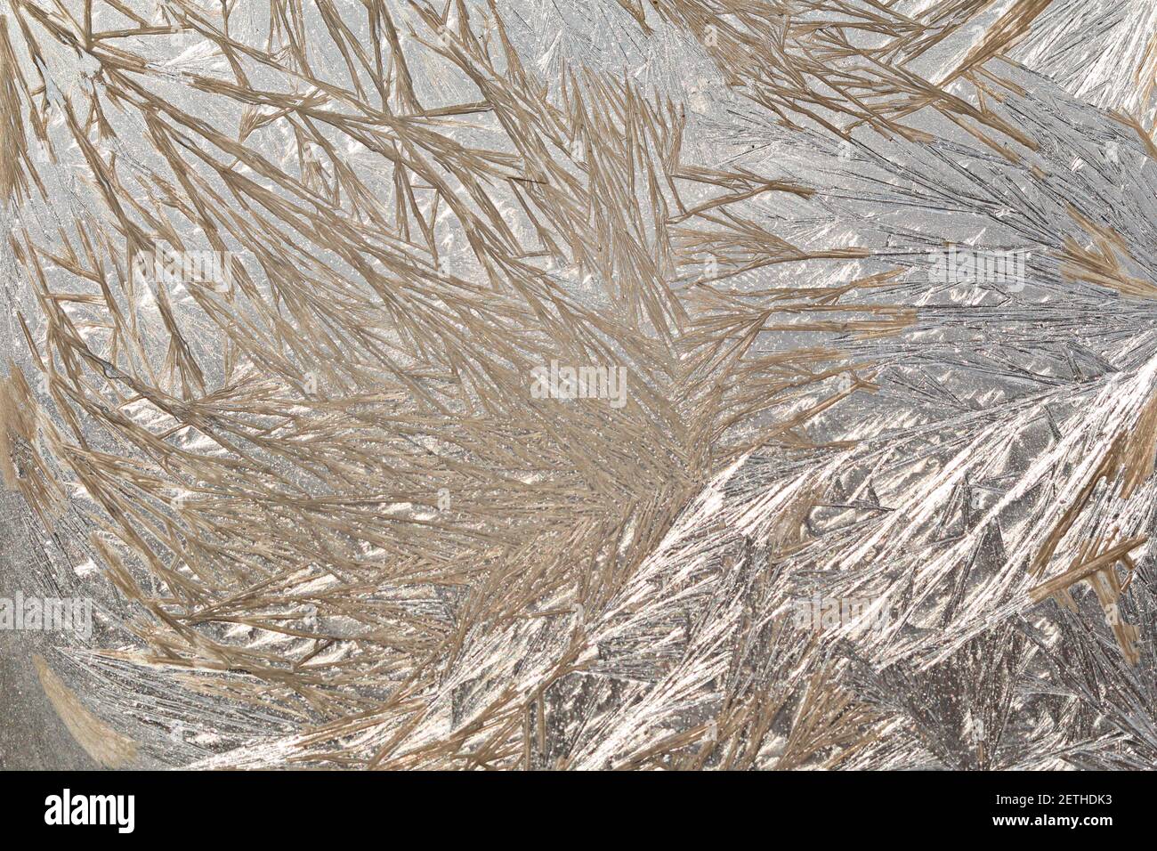Winterverschneite frostige Muster auf dem Glasfenster. Winterzauber. Frostige Wunder. Abstrakte Muster. Stockfoto