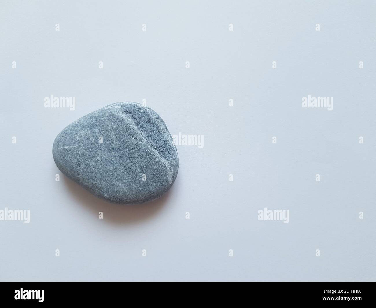 Graue Meereskiesel auf einem weißen isolierten Hintergrund. Graue Meereskiesel Stockfoto