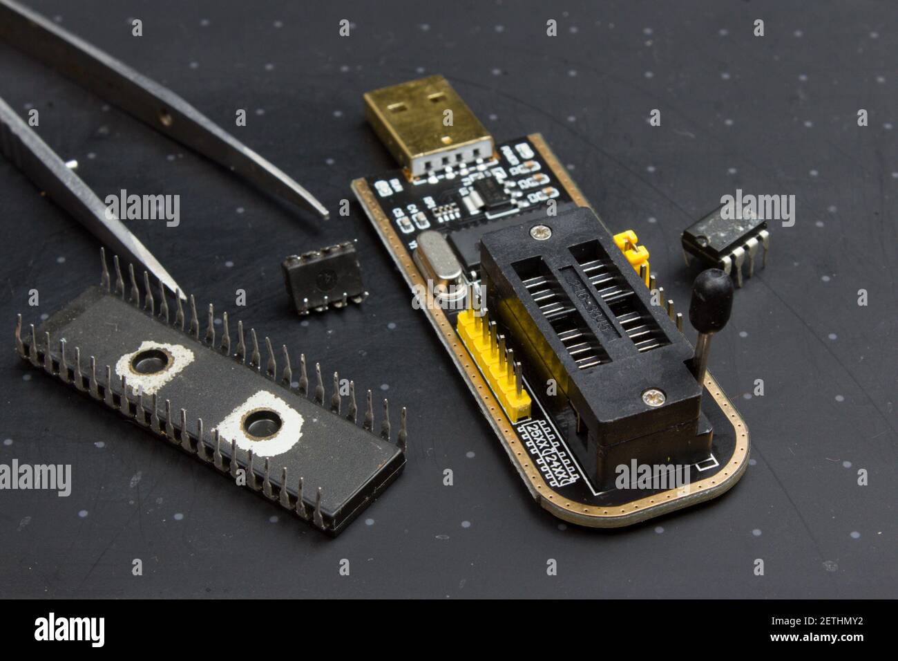 Programmierer mit eingestecktem Mikrochip-Speicher. Reparatur der Radioelektronik Stockfoto
