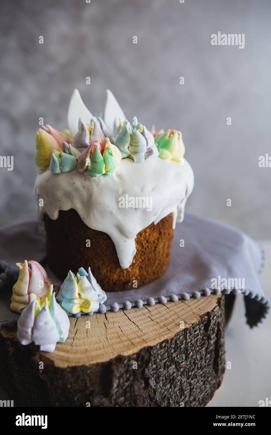 Osterkuchen mit Hasen und Baiser verziert - traditionelle Kulich, Paska Osterbrot. Traditioneller Osterfrühling Stockfoto