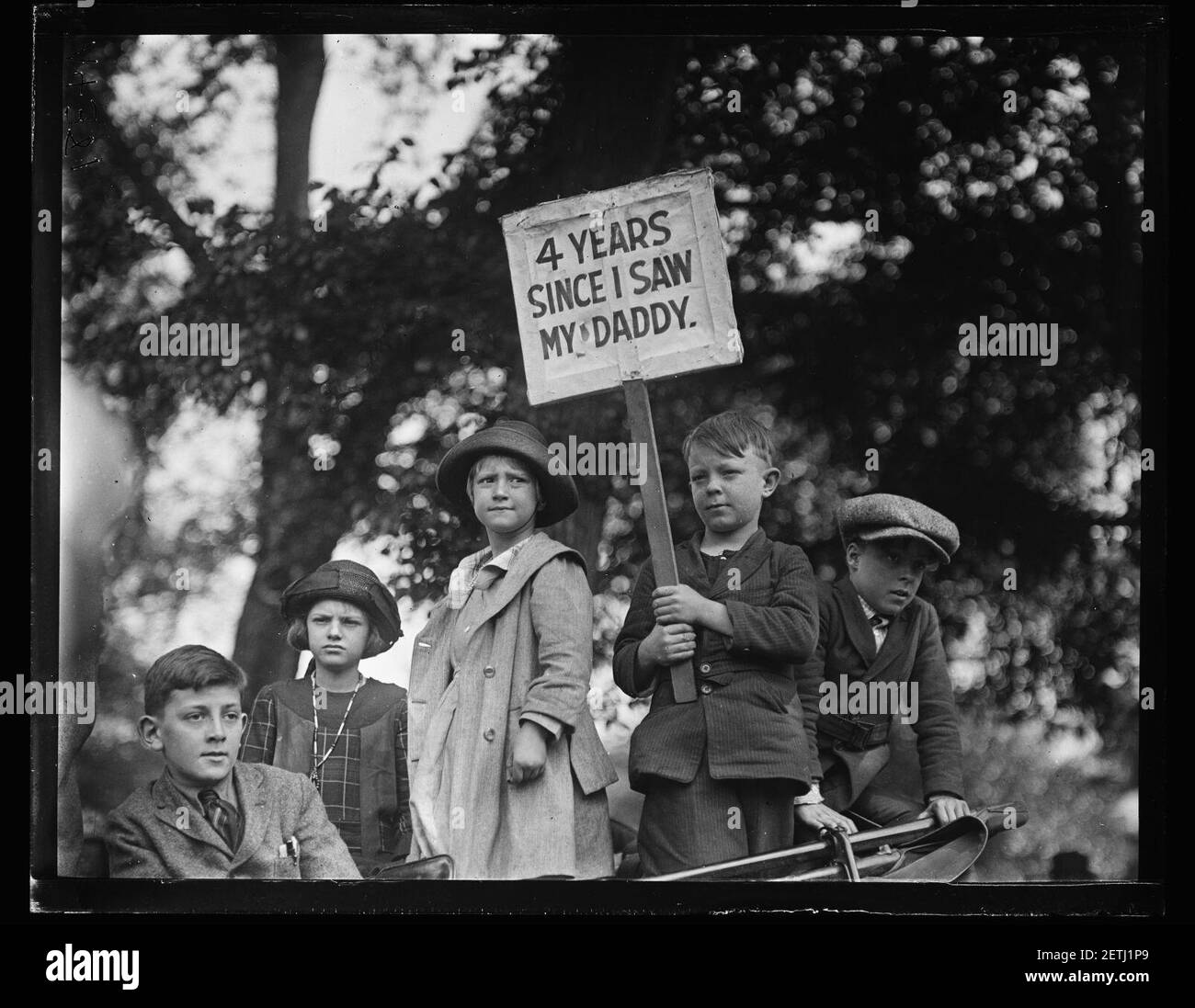 Picketers am Weißen Haus mit Zeichen- ''4 Jahre seit ich meinen Vater sah.'' usw. Washington, D.C. Stockfoto