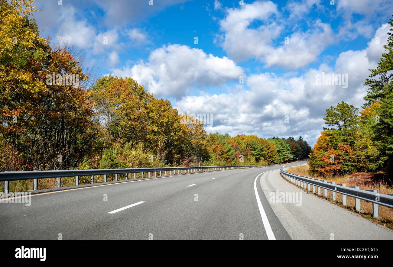 Faszinierende und bunte gewundene Massachusetts Highway Straße mit roten gesäumt Und gelbe Herbsthornbäume laden den Reisenden auf ein unvergessliches Reise A Stockfoto