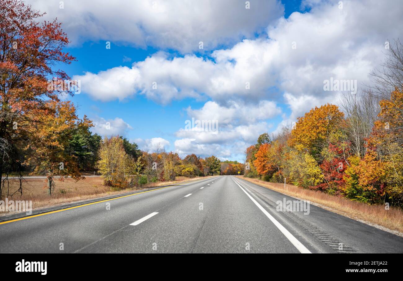 Faszinierende und bunte gewundene New Hampshire Highway Straße gesäumt mit Rot-gelbe Herbstmahorn lädt den Reisenden auf ein Unvergessliche Reise A Stockfoto