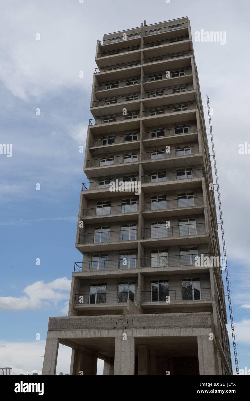 Neu erbautes, unvollendetes Hochhaus in Tiflis, Georgien, aus graubraunem Stahlbeton Stockfoto