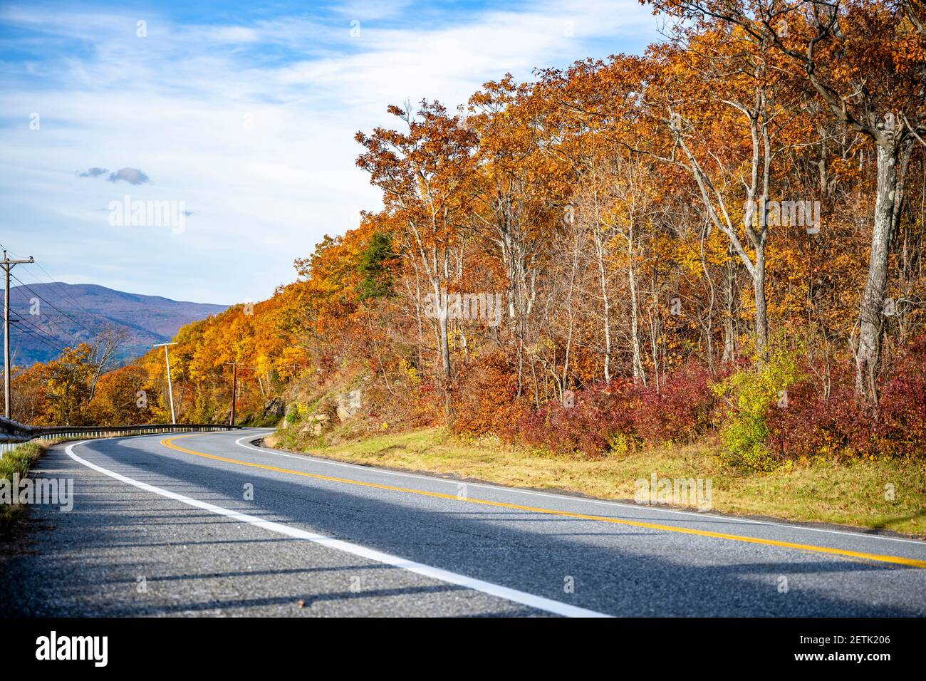 Faszinierende und bunte verwinkelte Vermont Highway Straße mit roten gesäumt Und gelbe Herbsthornbäume laden den Reisenden auf ein unvergessliches Reise entlang t Stockfoto