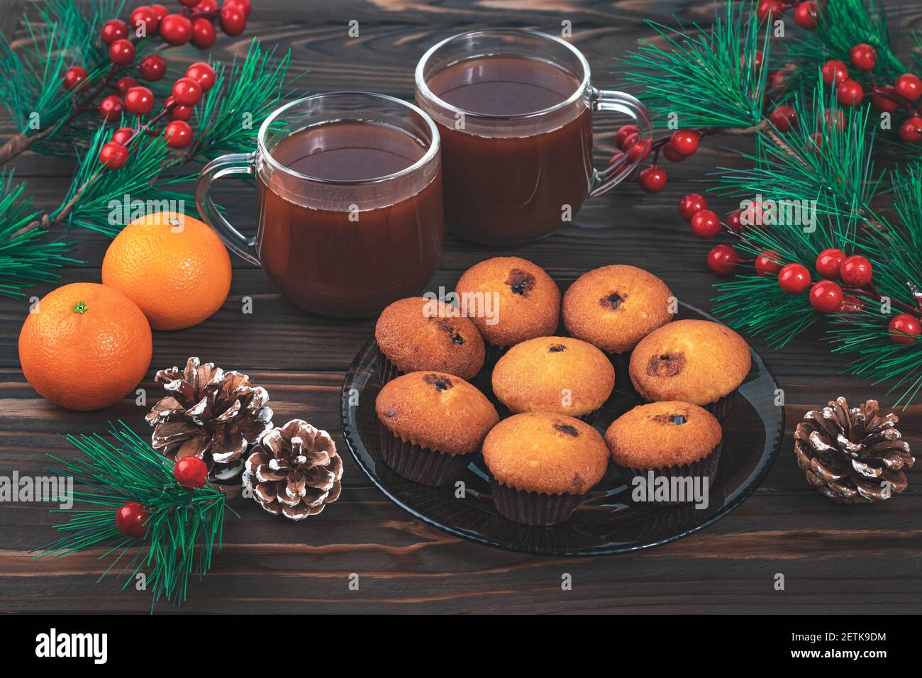 Weihnachtliche Stillleben mit heißem Kakao-Getränk und Fichtenzweigen, Tannenzapfen, roten Stechbeeren. Neujahrskarte, Wintersaison. Romantisches Frühstück Stockfoto