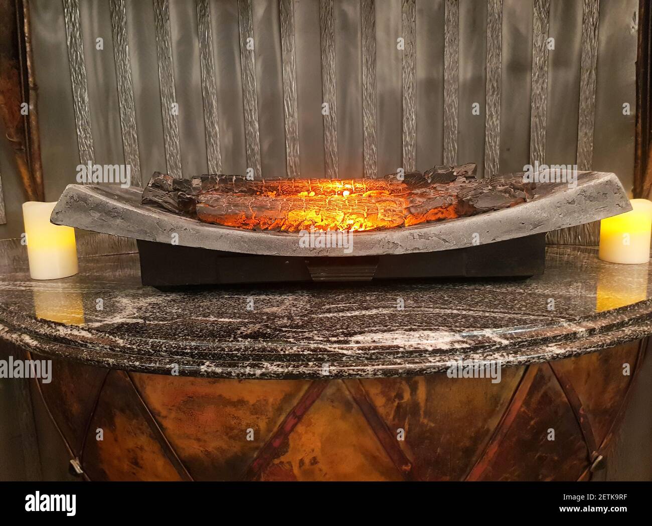 Dekorativer Kamin mit Mock-up. Knstliches Feuer auf Holz Stockfotografie -  Alamy