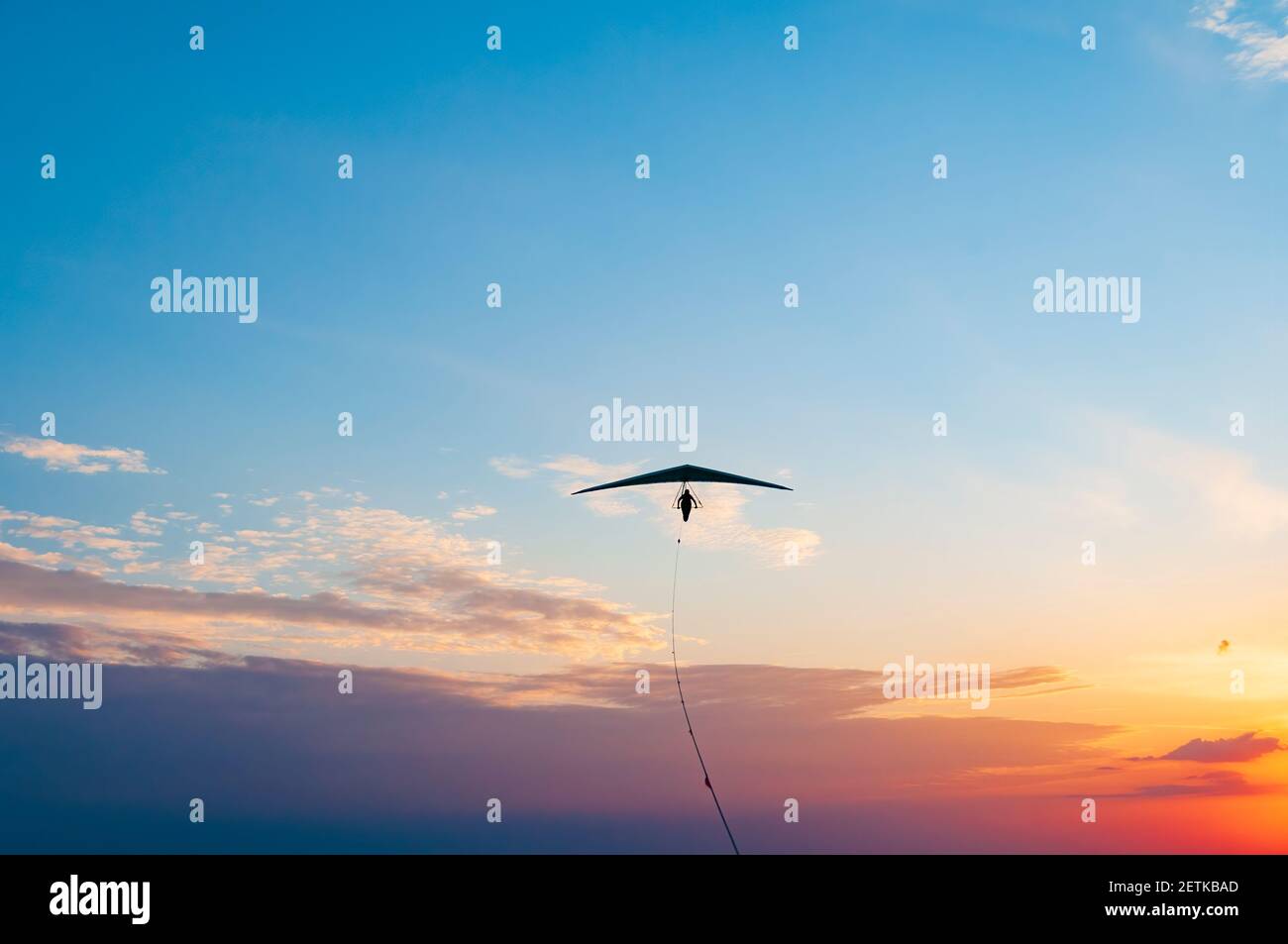 Hängen Segelflugflügel auf den Sonnenuntergang. Luftaufnahme von Extremsport Stockfoto