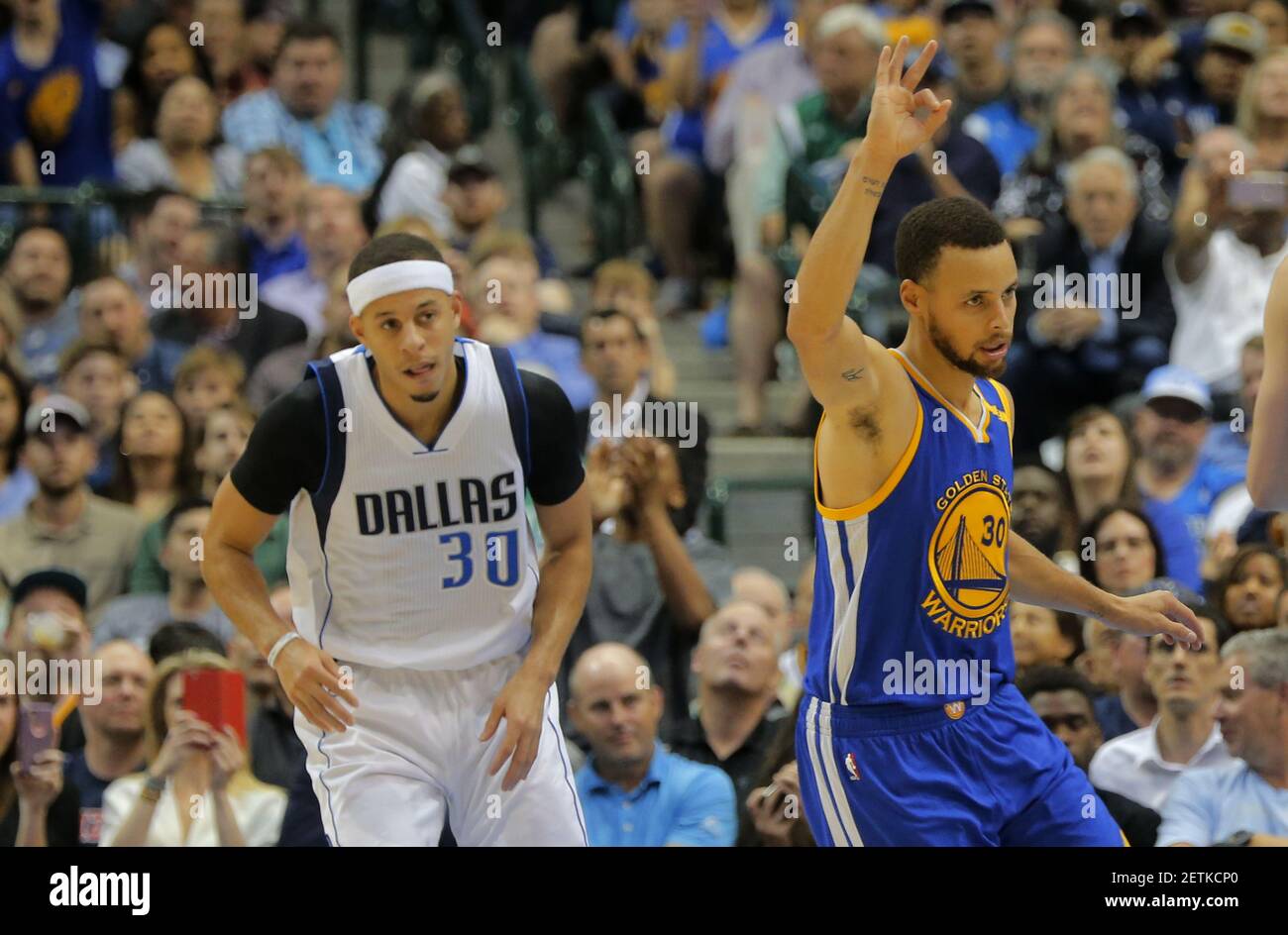 Stephen Curry von den Golden State Warriors, rechts, signalisiert seinem Team nach einer Punktzahl, als er und sein Bruder, der Seth Curry von Dallas Mavericks, links, am Dienstag, den 21. März 2017 im American Airlines Center in Dallas vor Gericht kommen. (Foto: Rodger Mallison/Fort Worth Star-Telegram/TNS) *** Bitte benutzen Sie das Credit from Credit Field *** Stockfoto