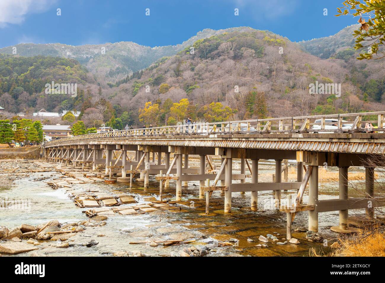 Herbsthintergrund Togetsukyo Bridge Hozu River im Arashiyama-Distrikt Kyoto, Japan, Die berühmte Togetsukyo Bridge in Arashiyama Kyoto, Japan. Stockfoto