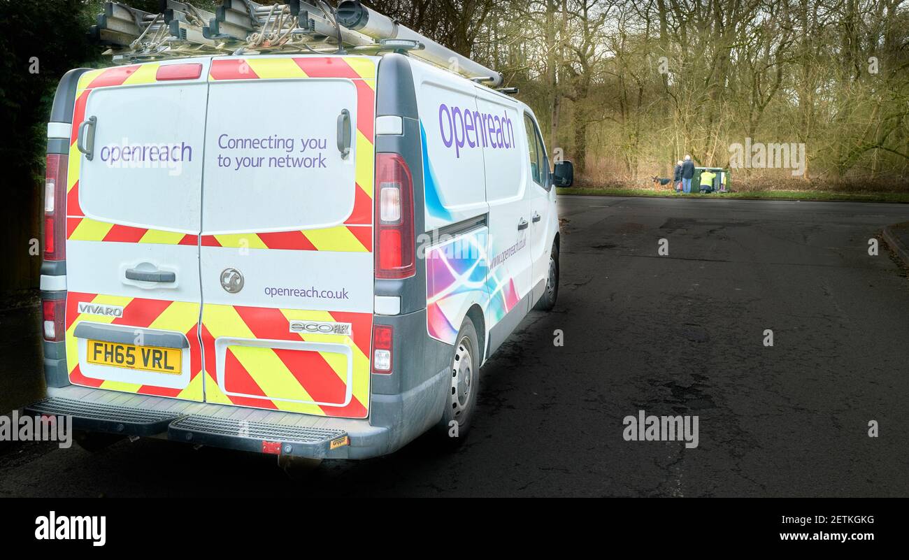 BT Openreach van geparkt, während ein Ingenieur repariert Elemente in einem Schrank. Stockfoto