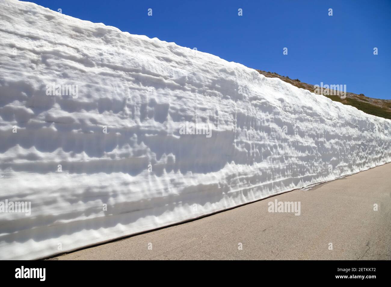 Tateyama Kurobe Alpine Route mit schöner Landschaft Schnee Berge., die Touristen-Bus bewegen sich entlang der japan alpen Schnee Wand mit blauem Himmel Hintergrund. Stockfoto