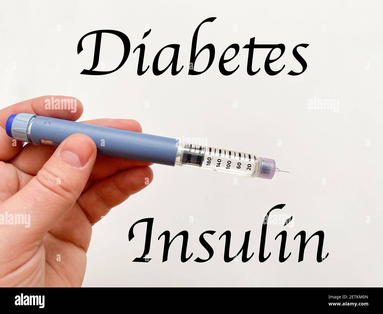 Insulinspritze-Stift in der Hand auf weißem, isoliertem Hintergrund. Insulin für Diabetiker Stockfoto