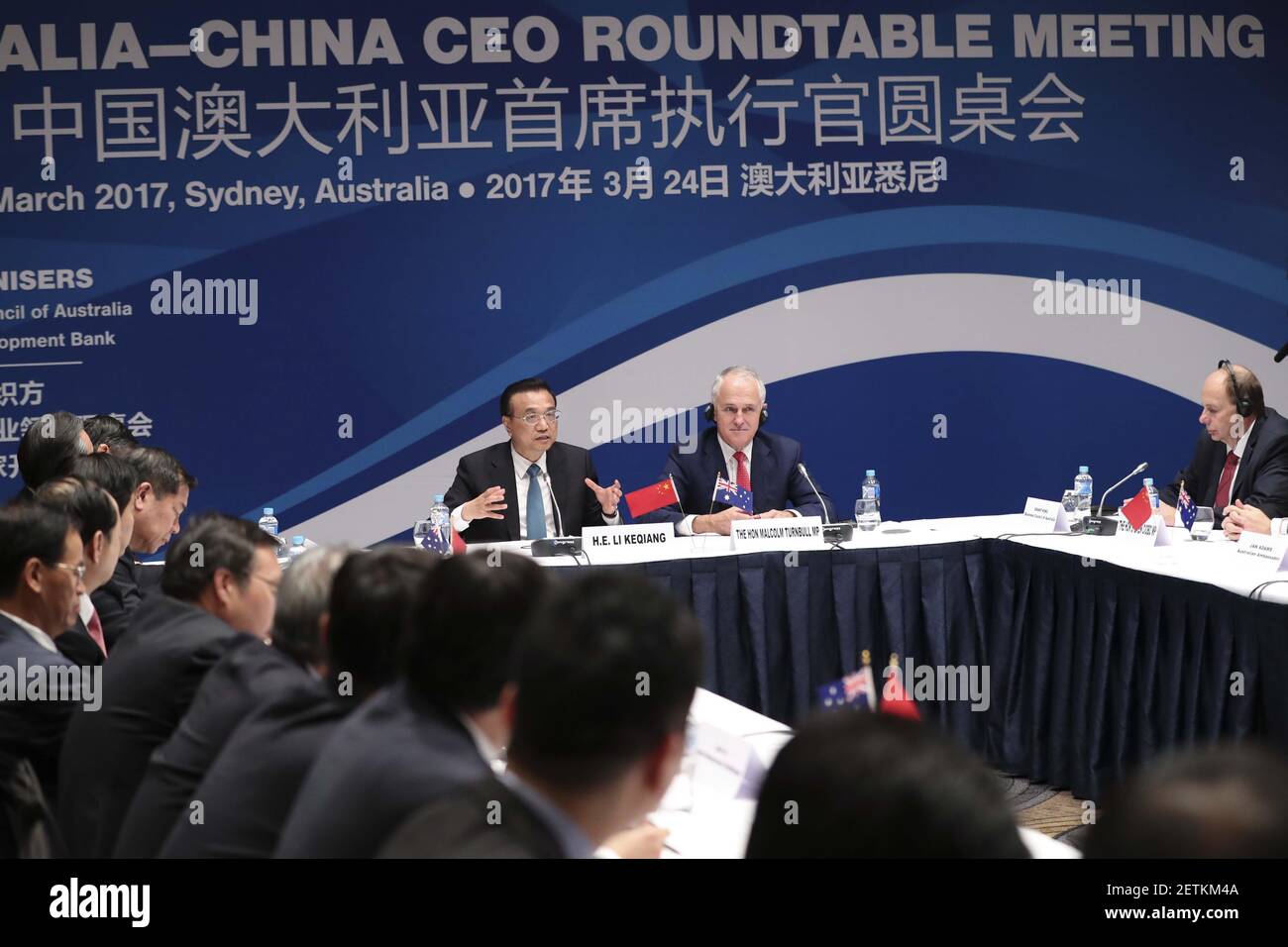 (170324) -- SYDNEY, 24. März 2017 (Xinhua) -- der chinesische Premierminister Li Keqiang (3rd R) und der australische Premierminister Malcolm Turnbull (2nd R) nehmen am sechsten Australien-China CEO Roundtable in Sydney, Australien, am 24. März 2017 Teil. (Xinhua/Pang Xinglei) (lb) (Foto: Xinhua/Sipa USA) Stockfoto