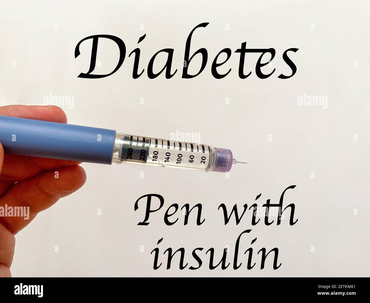 Insulinspritze-Stift in der Hand auf weißem, isoliertem Hintergrund. Insulin für Diabetiker Stockfoto
