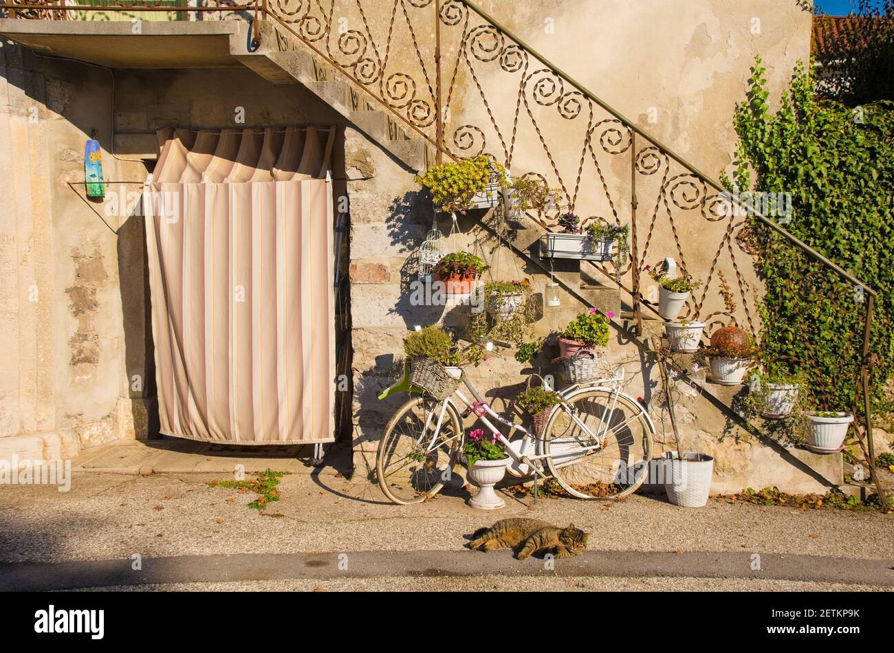 Eine Tür in der Ortschaft Malchina in der Provinz Triest, Friaul-Julisch Venetien, Nordostitalien Stockfoto Eine Tür in der Ortschaft Malchina in der Provinz Triest, Friaul-Julisch Venetien, Nordostitalien Stockfoto