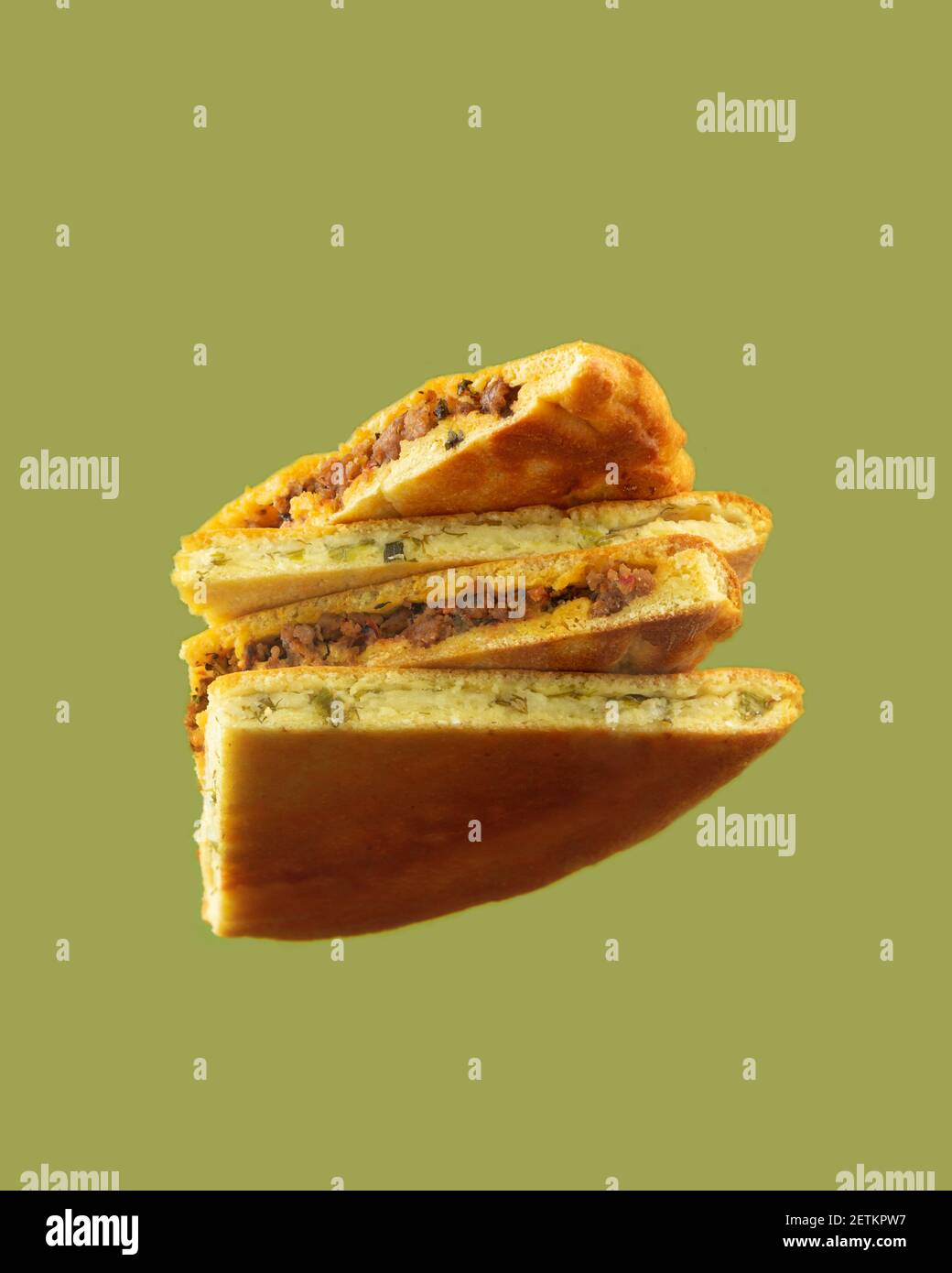 Traditionelle ossetische Torte mit Fleisch und Suluguni-Käse. In Stücke schneiden. Ansicht von unten. Kreatives Stillleben. Kohlenhydratarme Keto-Backwaren mit Mandel, Stockfoto