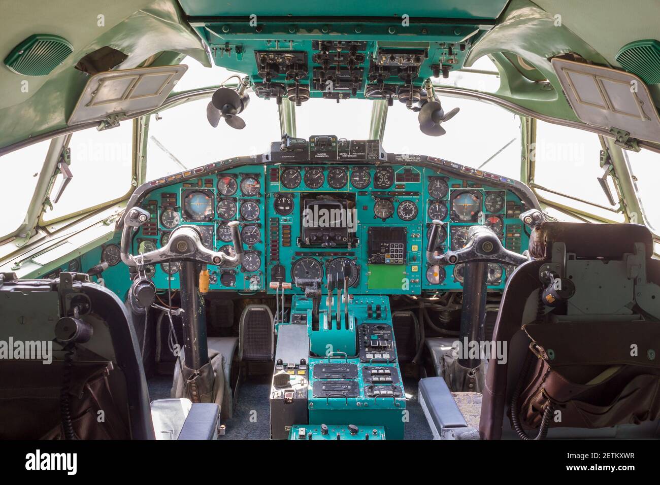Alte russische Flugzeug Cockpit Interieur mit analogen Instrumenten Stockfoto