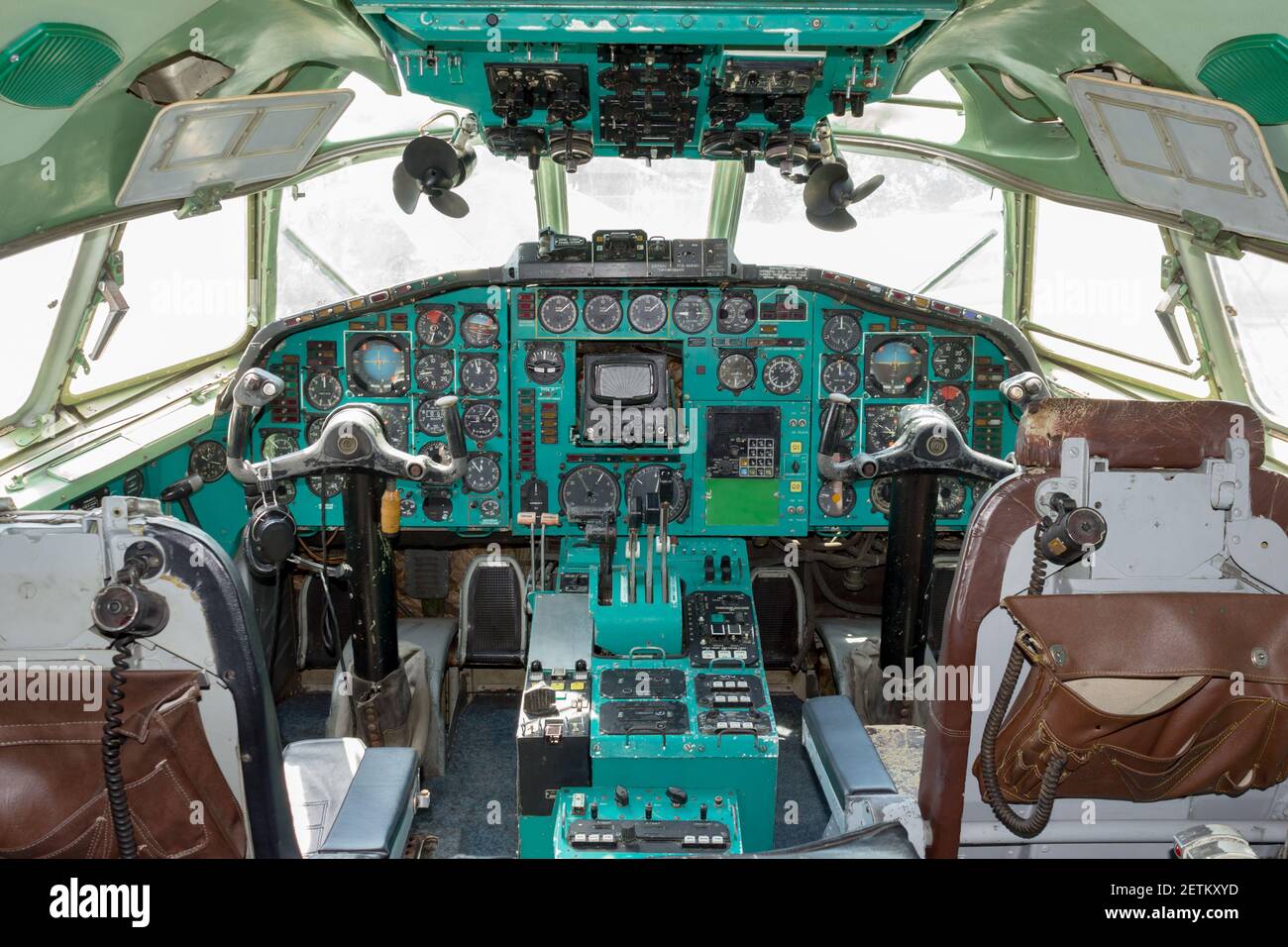 Alte russische Flugzeug Cockpit Interieur mit analogen Instrumenten - Licht Stockfoto