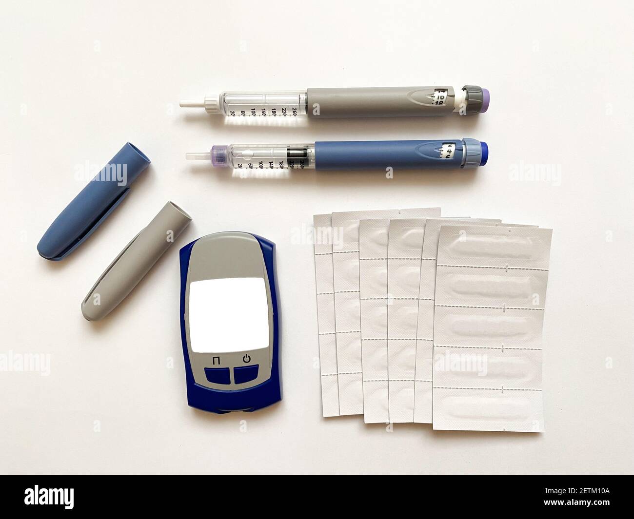 Insulin kurz, lang, Blutzuckermessgerät und Teststreifen auf weißem, isoliertem Hintergrund. Set für Diabetiker mit Mock Up Stockfoto