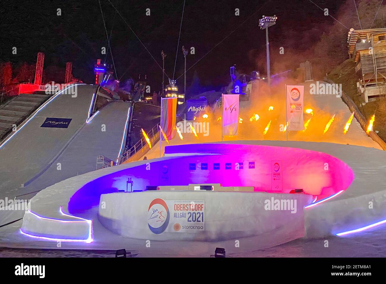 Allgemein, Grenzmotiv, Funktionsübersicht Sprungstadion mit Sprüngen, Siegerehrung, Podium, beleuchtet. Aftertaufnhame. FIS Nordische Skiweltmeisterschaften 2021 in Oberstdorf vom 22nd. Februar bis 7th. März 2021. Weltweite Nutzung Stockfoto