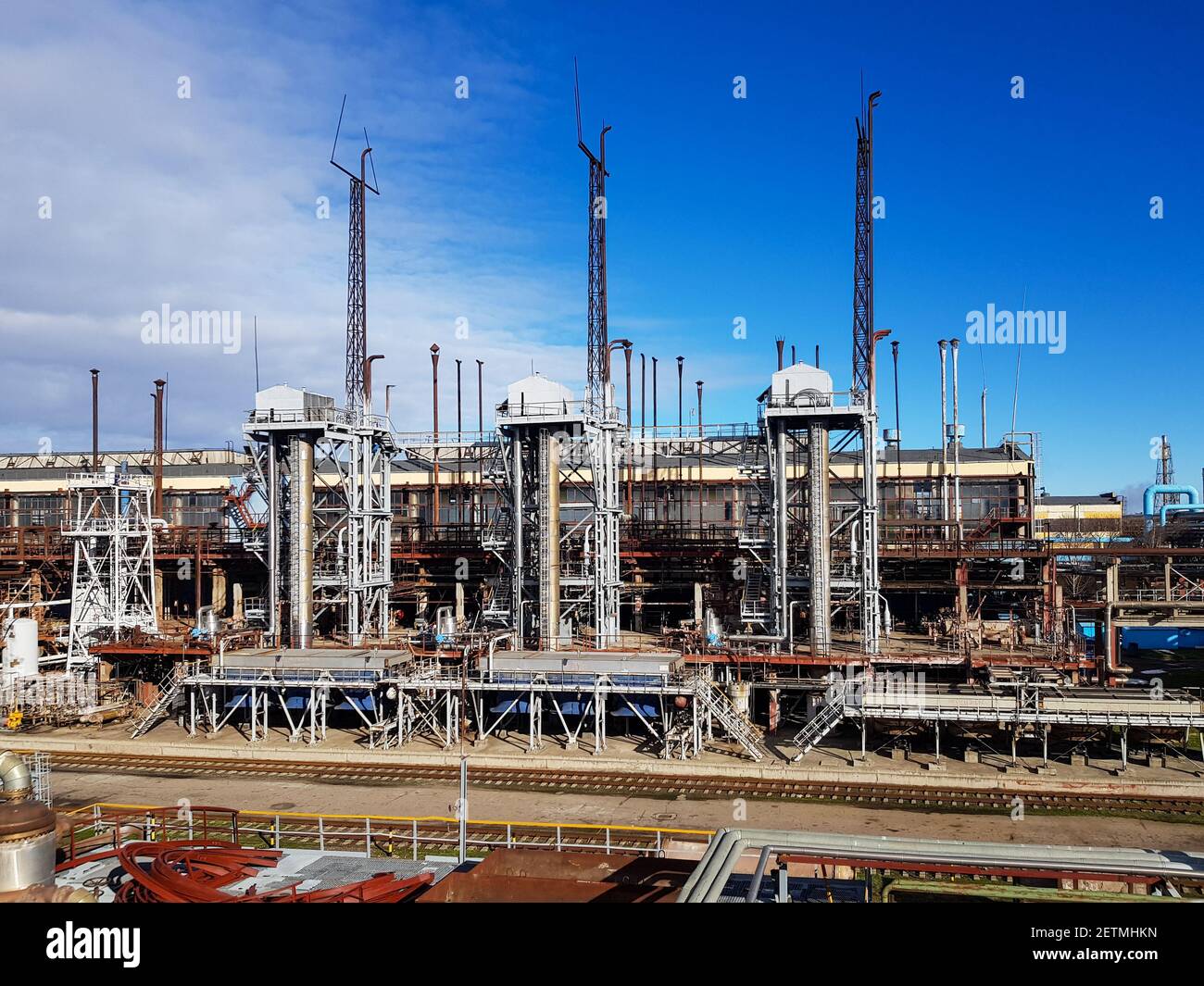 Shop für die Herstellung von Methanol. Katalytische Synthese von Methanol. Rohe Methanol-Synthesesäulen Stockfoto