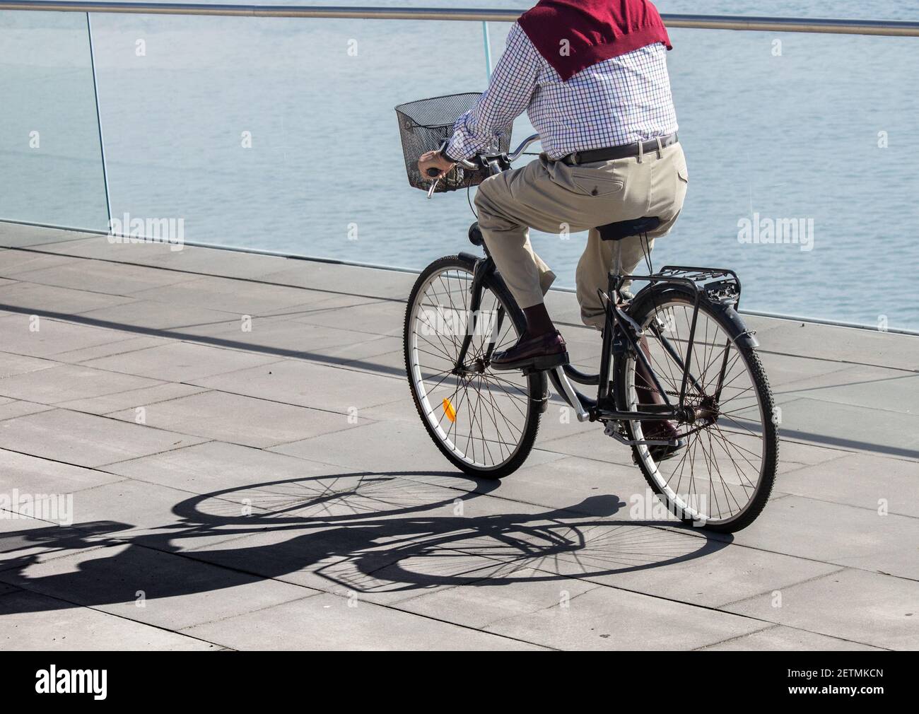 Elegant gekleideter älterer Mann, der Fahrrad fährt. Stockfoto