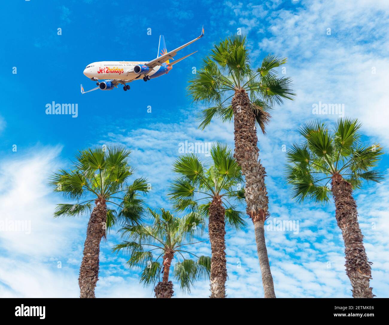 Jet2 Flugzeug, Flugzeug, das über Palmen in Spanien fliegt Stockfoto
