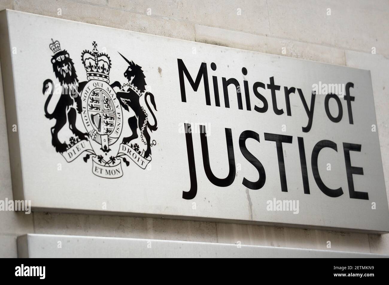 Datei Foto vom 11/1/2018 der Beschilderung für das Justizministerium in Westminster, London. Die Politik des Justizministeriums, Transfrauen in Frauengefängnisse zu bringen, wird vor dem Hohen Gerichtshof von einer Gefangenen angefochten, die sagt, sie sei hinter Gittern sexuell missbraucht worden. Ausgabedatum: Dienstag, 2. März 2021. Stockfoto