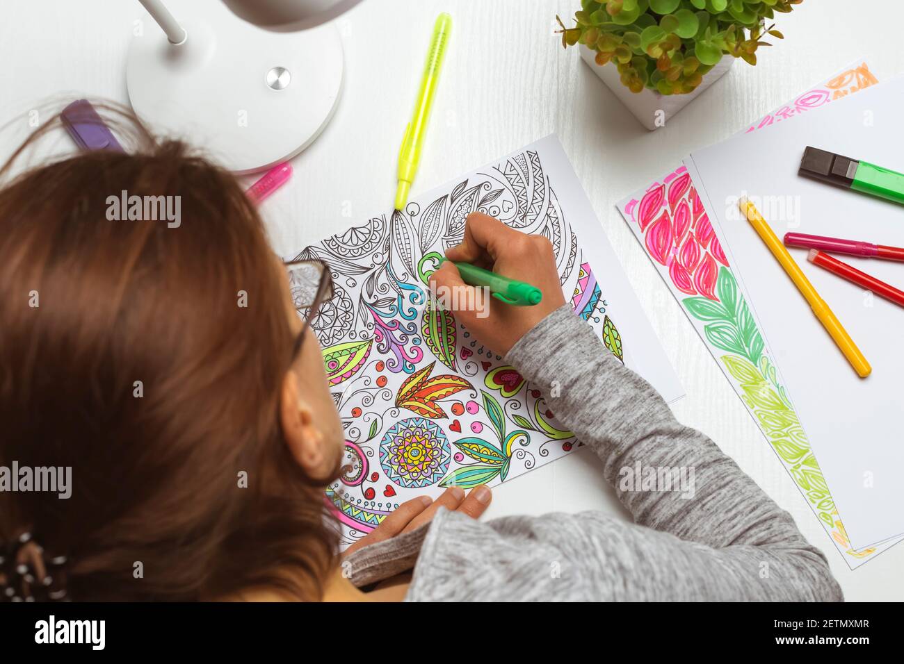 Bild für Erwachsene. Zeichnen als Hobby. Konzentrationsaktivitäten, um Stress abzubauen. Stockfoto