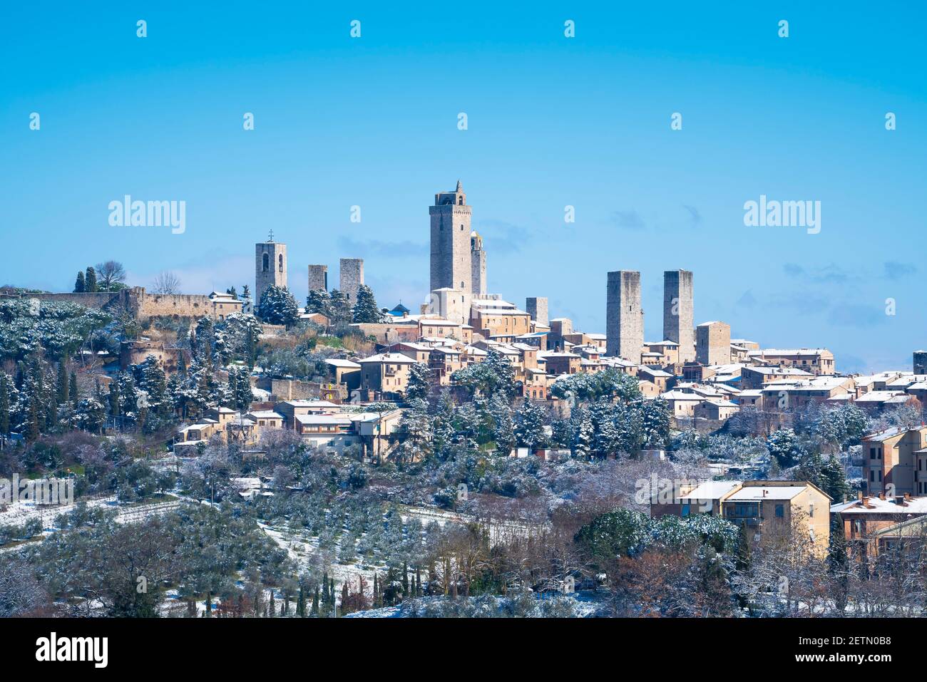 San Gimignano verschneite Stadt, Türme Skyline und Weinberge im Winter. Toskana, Italien, Europa. Stockfoto