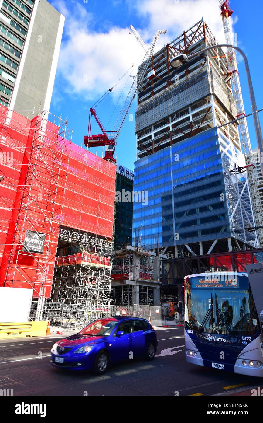 Baustelle des Geschäftsgebäudes mit Turmdrehkran und Metallgerüst in der Innenstadt von Auckland. Stockfoto
