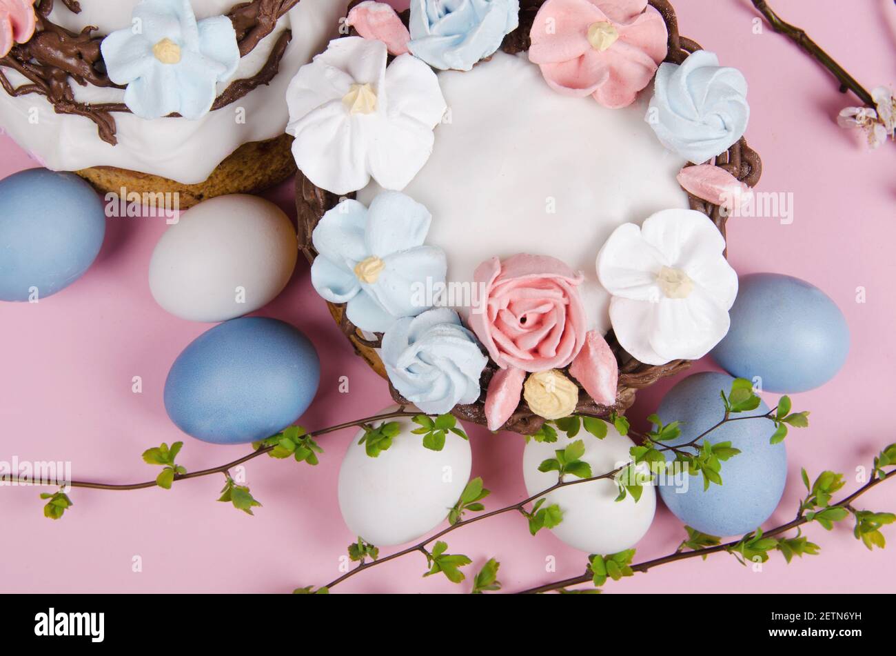 Festlicher Osterkuchen mit Blumenschmuck und Grün Stockfoto