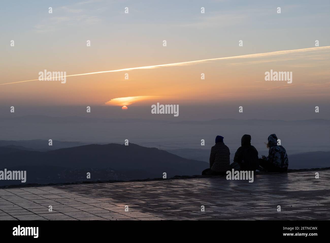 Touristen beobachten einen erstaunlichen Sonnenaufgang von der Spitze des Berges La Mola im Parc Natural de Sant Llorenc del Munt i l'Obac, Valles Occidental, Catalo Stockfoto