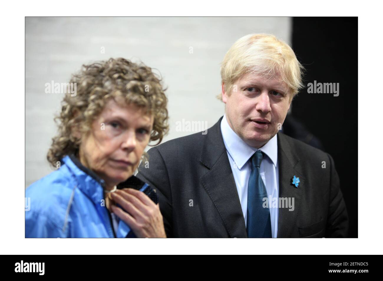 Der Londoner Bürgermeister Boris Johnson kommt mit dem Parlamentsabgeordneten für Vauxhall Kate Hoey bei einem Besuch an, um neue lokale Tennisplätze am alten Standort der alten Lillian Baylis Schule im Zentrum von London zu eröffnen. Boris Johnson hat Kate Hoey MP als seine neue Kommissarin für Sport angekündigt. Foto von David Sandison The Independent Stockfoto
