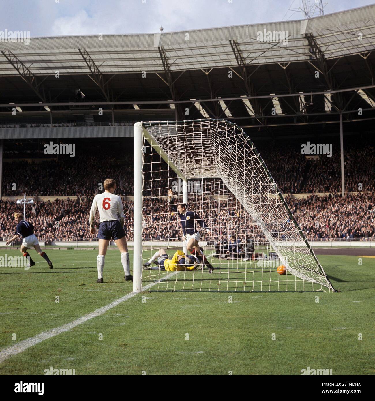 Datei Foto vom 10-04-1965 von Schottlands Ian St John feiert Torreigen gegen England in Wembley. Ausgabedatum: Dienstag, 2. März 2021. Stockfoto