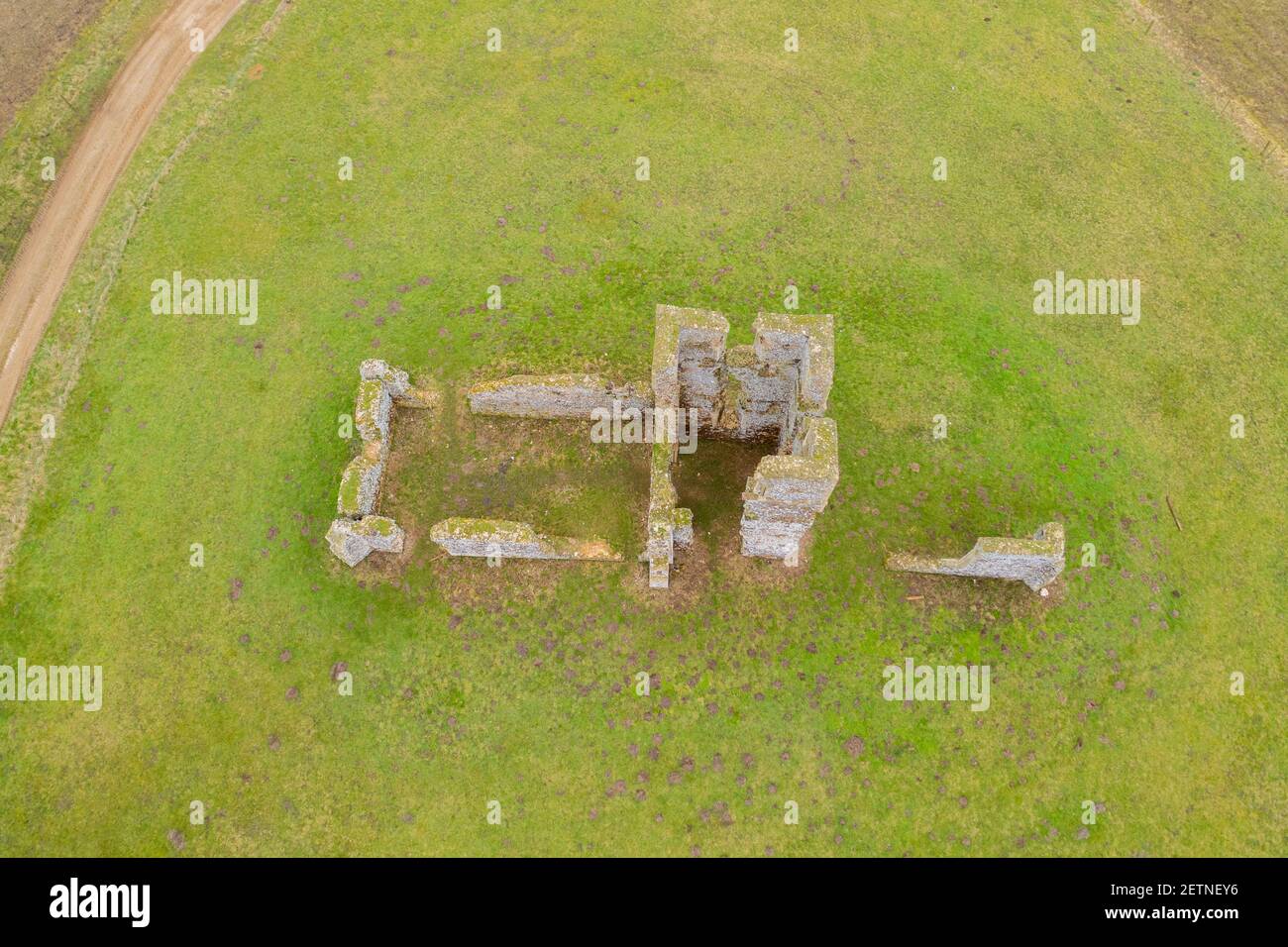 Bild vom Februar 22nd 2021 zeigt die Ruinen der St. James' Church, Bawsey,Norfolk,die einst das Äquivalent zum St. MichaelÕs Berg vor 1000 Jahren war. Eine ruinierte Kirche neben dem QueenÕs Sandringham Anwesen wäre vor 1000 Jahren NorfolkÕs Äquivalent zum St MichaelÕs Mount gewesen. Im Domesday Book von 1086 wurde die Siedlung auf dem Hügel Boweseia C und jetzt Bawsey genannt - über einen Damm erreicht und von Wasser umgeben. Als sich das Wasser zurückzog, fiel das Dorf in den Niedergang und im 16th. Jahrhundert war die ruinierte Kirche des hl. Jakobus alles, was vom Dorf übrig blieb. Stockfoto