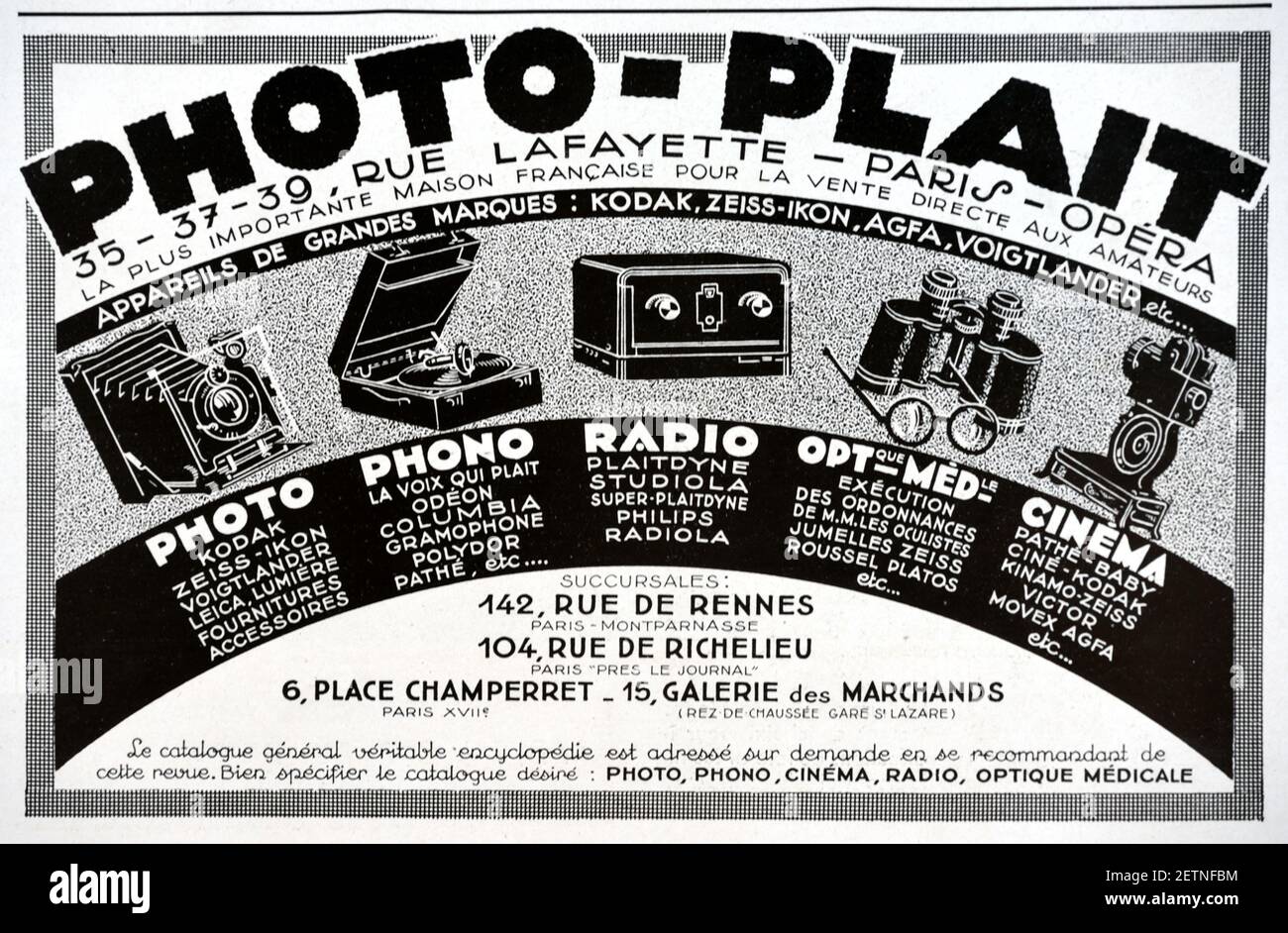 Vintage-Werbung, Werbung oder Werbung für Fotografen Shop Photo-Plait Paris France 1931. Die Abbildung zeigt eine frühe Faltenbälge Kamera, einen Record Player, Radio, Augenbrille, Fernglas und Filmkamera. Stockfoto