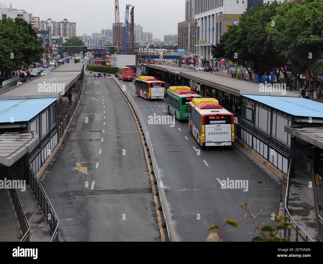 2. März 2021, Guangzhou, Guangzhou, China: Am 27. Februar 2021 befindet sich die Stadt Guangzhou, Provinz Guangdong, im Bus-Schnelldurchgangsnetz der Stadt Guangzhou auf der Zhongshan Avenue. Guangzhou BRT System ist bequem, schnell und flexibel. Der Check-in und die Körpertemperaturmessung werden beim Betreten der Plattform abgeschlossen. Passagiere brauchen das Ticket nicht zu putzen, die Temperatur zu messen und aus der Vordertür zu gehen. Auf der Plattform wird die Übertragung von null Distanzen realisiert, und die Linien in die gleiche Richtung sind alle kostenlos in der BRT-Plattform, was die Öffentlichkeit erheblich erleichtert Stockfoto